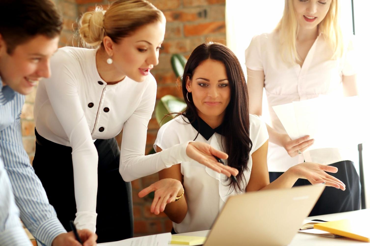 Estudiante revisando documentos financieros con gráficos y calculadora