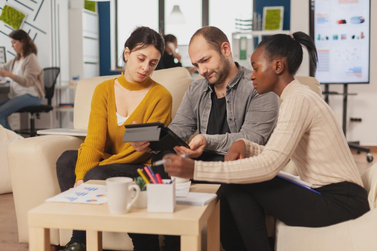 Análisis detallado de documentos financieros sobre escritorio profesional